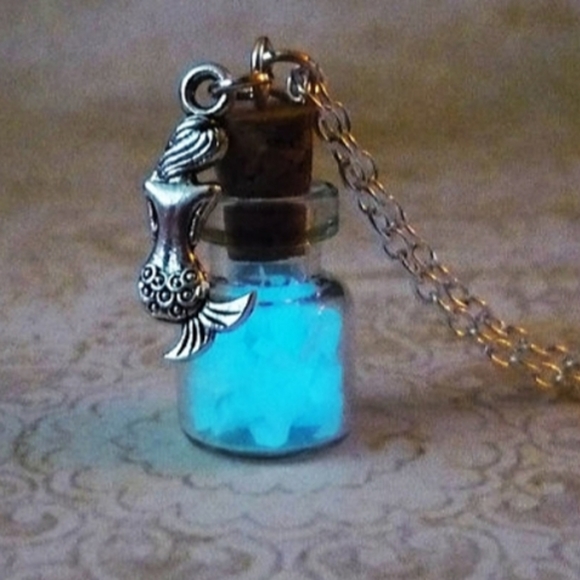 NEW! GLOW IN THE DARK MERMAID AND CRYSTAL NECKLACE - Picture 3 of 3